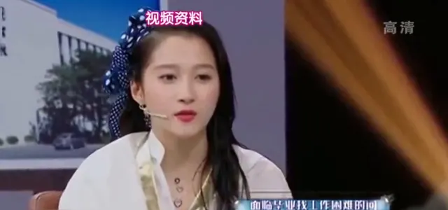 刘浩存《消失的人》片场道具电话花絮曝光 | 资讯配图 刘浩存《消失的人》片场道具电话花絮曝光 | 资讯配图